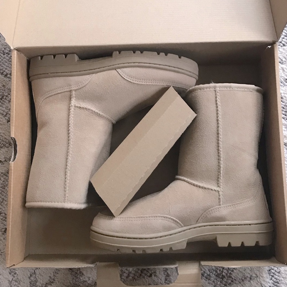NWT UGG Ultra Short Boot in Sand, sz 6